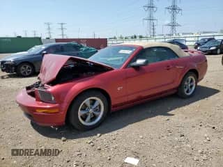 2005 Ford Mustang GT Deluxe z VIN 1ZVHT85H055203534, wystawiony jako Copart lot #64680755 z przebiegiem 34 565 mil mil oraz Szkoda całkowita • Salvage title. Historia ofert i sprzedaży dostępna na DreamBid. Obrazek 1.
