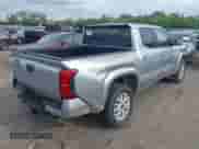 2024 Toyota Tacoma SR5 z VIN 3TMKB5FN2RM000305, wystawiony jako IAAI lot #42108145 z przebiegiem Nie podano mil oraz . Historia ofert i sprzedaży dostępna na DreamBid. Obrazek 4.