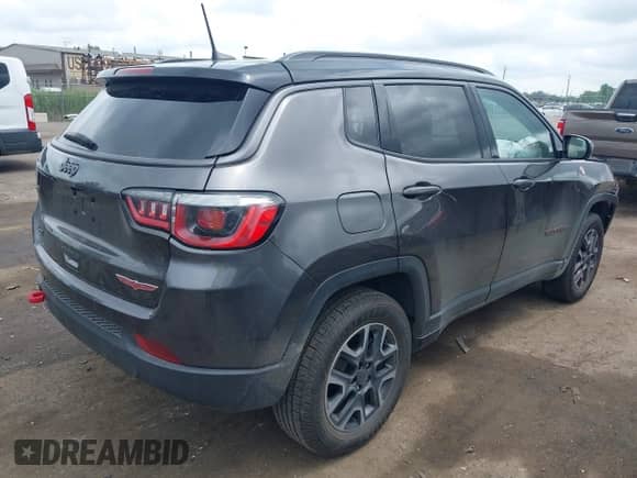 2019 Jeep Compass Trailhawk z VIN 3C4NJDDB8KT722053, wystawiony jako IAAI lot #42634252 z przebiegiem 69 628 mil mil oraz . Historia ofert i sprzedaży dostępna na DreamBid. Obrazek 4.