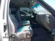 2000 Chevrolet Silverado 1500 LS z VIN 2GCEC19V0Y1154547, wystawiony jako IAAI lot #42275737 z przebiegiem 139 301 mil mil oraz . Historia ofert i sprzedaży dostępna na DreamBid. Obrazek 5.