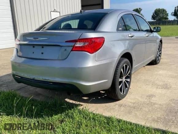 2013 Chrysler 200 Touring z VIN 1C3CCBBB8DN542314, wystawiony jako Copart lot #71565135 z przebiegiem Nie podano mil oraz Czysty tytuł • Clean title. Historia ofert i sprzedaży dostępna na DreamBid. Obrazek 4.