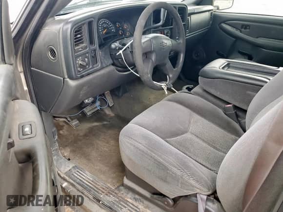 2003 Chevrolet Silverado 1500 LS z VIN 1GCEC14X83Z119411, wystawiony jako Copart lot #81822015 z przebiegiem 146 594 mil mil oraz Szkoda całkowita • Salvage title. Historia ofert i sprzedaży dostępna na DreamBid. Obrazek 8.