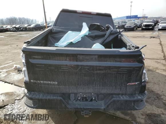 2022 Chevrolet Silverado 1500 RST z VIN 1GCUDEET6NZ599205, wystawiony jako Copart lot #42735645 z przebiegiem Nie podano mil oraz Czysty tytuł • Clean title. Historia ofert i sprzedaży dostępna na DreamBid. Obrazek 6.