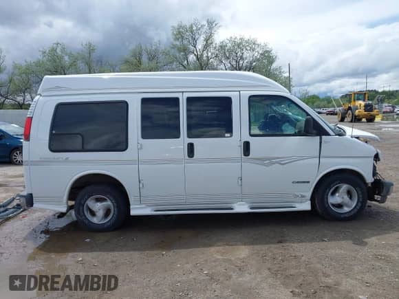 1999 Chevrolet Express z VIN 1GBFG15R7X1064998, wystawiony jako IAAI lot #42255740 z przebiegiem Nie podano mil oraz . Historia ofert i sprzedaży dostępna na DreamBid. Obrazek 14.
