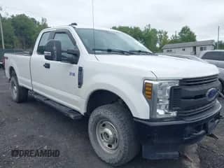 2019 Ford F-250 XL z VIN 1FT7X2B62KEC61594, wystawiony jako IAAI lot #43053828 z przebiegiem 140 520 mil mil oraz . Historia ofert i sprzedaży dostępna na DreamBid. Obrazek 1.