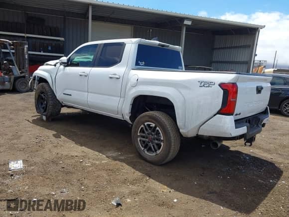 2024 Toyota Tacoma SR5 with VIN 3TYLB5JNXRT010533, listed as a IAAI auction lot 42955728 with 20,995 mi miles and . Bid and sale history available at DreamBid. Image 3.