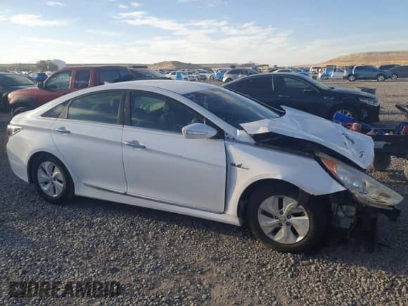 2014 Hyundai Sonata z VIN KMHEC4A40EA114597, wystawiony jako Copart lot #84241935 z przebiegiem 62 154 mil mil oraz Szkoda całkowita • Salvage title. Historia ofert i sprzedaży dostępna na DreamBid. Obrazek 4.