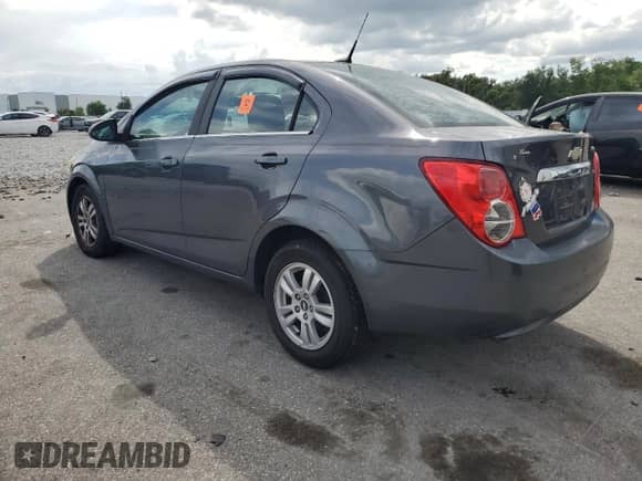 2013 Chevrolet Sonic LT z VIN 1G1JC5SB1D4102387, wystawiony jako Copart lot #71371845 z przebiegiem 123 362 mil mil oraz Szkoda całkowita • Salvage title. Historia ofert i sprzedaży dostępna na DreamBid. Obrazek 2.