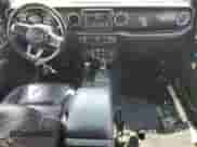 2021 Jeep Wrangler Unlimited Sahara Altitude z VIN 1C4HJXEG6MW736815, wystawiony jako Copart lot #64779455 z przebiegiem 56 496 mil mil oraz Szkoda całkowita • Salvage title. Historia ofert i sprzedaży dostępna na DreamBid. Obrazek 8.