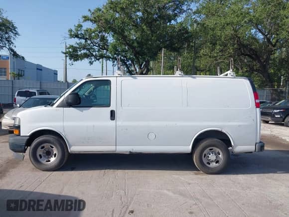 2018 Chevrolet Express Cargo with VIN 1GCWGAFP5J1221010, listed as a IAAI auction lot 42834960 with 186,402 mi miles and . Bid and sale history available at DreamBid. Image 14.