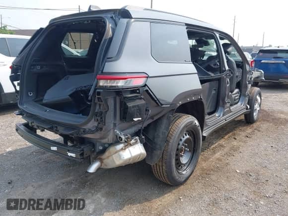 2025 Jeep Grand Cherokee Altitude X with VIN 1C4RJKAG3S8683070, listed as a IAAI auction lot 42901019 with Not provided miles and . Bid and sale history available at DreamBid. Image 4.