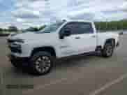 2024 Chevrolet Silverado 2500HD Custom с VIN 2GC4YME75R1132258, выставлен на аукционе Copart как лот 69998305 с пробегом 87 232 миль миль и Списание • Salvage title. История ставок и продаж доступна на DreamBid. Изображение 1.