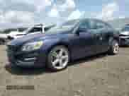 2016 Volvo S60 T5 Premier z VIN YV1612TK3G2414236, wystawiony jako Copart lot #64383265 z przebiegiem 130 704 mil mil oraz Szkoda całkowita • Salvage title. Historia ofert i sprzedaży dostępna na DreamBid. Obrazek 1.