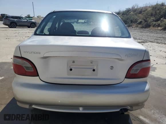 1998 Hyundai Accent GL z VIN KMHVF24N8WU500040, wystawiony jako Copart lot #52039755 z przebiegiem 103 631 mil mil oraz Szkoda całkowita • Salvage title. Historia ofert i sprzedaży dostępna na DreamBid. Obrazek 6.