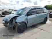 2009 Toyota Sienna LE z VIN 5TDZK23C49S244084, wystawiony jako Copart lot #58256225 z przebiegiem 303 261 mil mil oraz Szkoda całkowita • Salvage title. Historia ofert i sprzedaży dostępna na DreamBid. Obrazek 1.