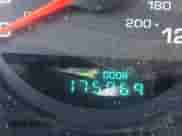 2000 Dodge Neon Highline z VIN 1B3ES46C9YD798867, wystawiony jako IAAI lot #41535717 z przebiegiem 175 069 mil mil oraz . Historia ofert i sprzedaży dostępna na DreamBid. Obrazek 14.