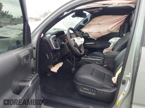 2023 Toyota Tacoma SR z VIN 3TMCZ5ANXPM631484, wystawiony jako IAAI lot #43316224 z przebiegiem 31 823 mil mil oraz . Historia ofert i sprzedaży dostępna na DreamBid. Obrazek 5.