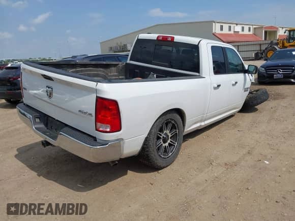 2018 Ram 1500 Big Horn z VIN 1C6RR7GT7JS106481, wystawiony jako IAAI lot #42441574 z przebiegiem 179 700 mil mil oraz . Historia ofert i sprzedaży dostępna na DreamBid. Obrazek 4.