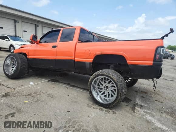 1998 Dodge 1500 z VIN 3B7HF12ZXWG126003, wystawiony jako Copart lot #61620115 z przebiegiem 210 781 mil mil oraz Szkoda całkowita • Salvage title. Historia ofert i sprzedaży dostępna na DreamBid. Obrazek 2.