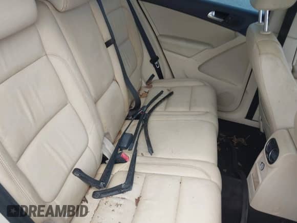 2011 Volkswagen Tiguan S с VIN WVGAV7AX5BW001697, выставлен на аукционе IAAI как лот 41981530 с пробегом 160 757 миль миль и . История ставок и продаж доступна на DreamBid. Изображение 8.