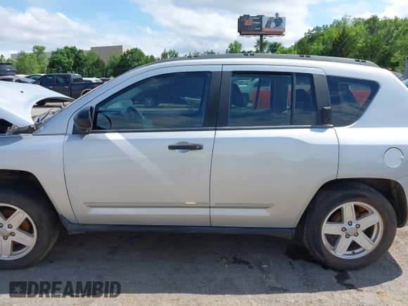 2008 Jeep Compass Sport с VIN 1J8FT47058D735438, выставлен на аукционе IAAI как лот 42367909 с пробегом 177 453 миль миль и . История ставок и продаж доступна на DreamBid. Изображение 14.