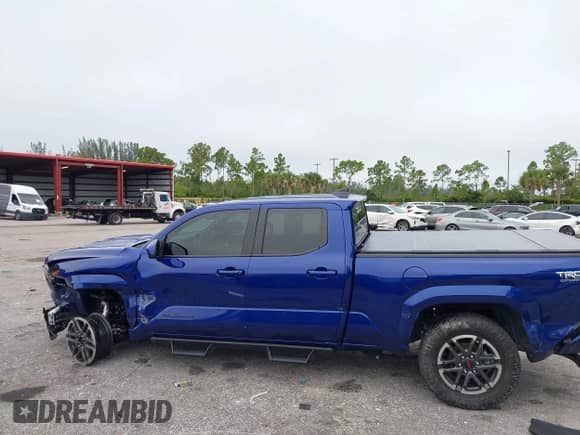 2024 Toyota Tacoma SR5 z VIN 3TYLB5JN8RT056829, wystawiony jako IAAI lot #43202811 z przebiegiem 5 867 mil mil oraz . Historia ofert i sprzedaży dostępna na DreamBid. Obrazek 14.