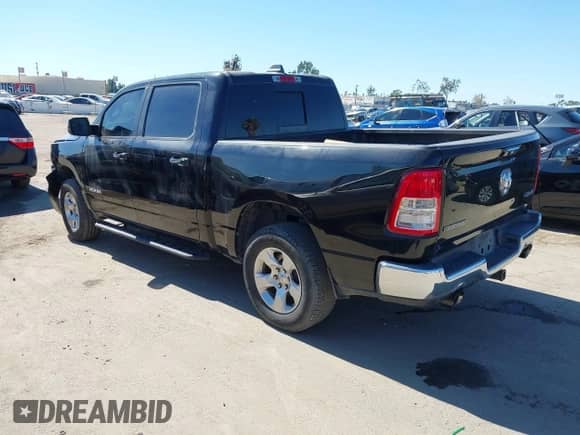 2019 Ram 1500 Big Horn z VIN 1C6SRFFTXKN668534, wystawiony jako IAAI lot #43486897 z przebiegiem 102 972 mil mil oraz . Historia ofert i sprzedaży dostępna na DreamBid. Obrazek 3.