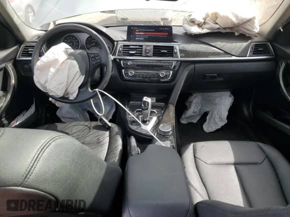 2018 BMW 3 Series 320i xDrive z VIN WBA8A3C56JA491885, wystawiony jako Copart lot #58156455 z przebiegiem 63 667 mil mil oraz Szkoda całkowita • Salvage title. Historia ofert i sprzedaży dostępna na DreamBid. Obrazek 8.