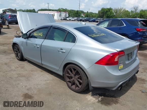 2013 Volvo S60 T6 R-Design Platinum с VIN YV1902FH6D2196210, выставлен на аукционе IAAI как лот 42623606 с пробегом 335 031 миль миль и . История ставок и продаж доступна на DreamBid. Изображение 3.