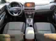 2018 Hyundai Kona SE z VIN KM8K1CAA9JU070133, wystawiony jako Copart lot #68877535 z przebiegiem 96 150 mil mil oraz Szkoda całkowita • Salvage title. Historia ofert i sprzedaży dostępna na DreamBid. Obrazek 8.