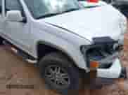 2011 Chevrolet Colorado 1LT z VIN 1GCHTCFE2B8127044, wystawiony jako IAAI lot #42245471 z przebiegiem 224 115 mil mil oraz . Historia ofert i sprzedaży dostępna na DreamBid. Obrazek 17.