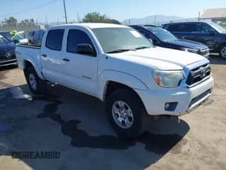 2015 Toyota Tacoma PreRunner z VIN 3TMJU4GN9FM183745, wystawiony jako IAAI lot #43075247 z przebiegiem 86 550 mil mil oraz . Historia ofert i sprzedaży dostępna na DreamBid. Obrazek 1.