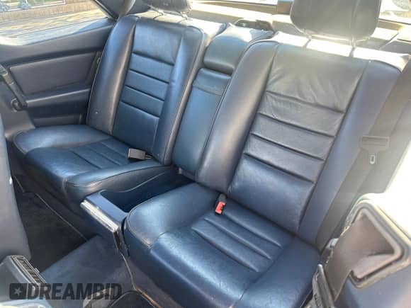 1985 Mercedes-Benz 500 z VIN WDBCA44D7FA152776, wystawiony jako Copart lot #90896815 z przebiegiem 214 799 mil mil oraz Czysty tytuł • Clean title. Historia ofert i sprzedaży dostępna na DreamBid. Obrazek 13.