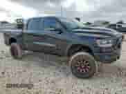 2020 Ram 1500 Rebel z VIN 1C6SRFLT6LN127034, wystawiony jako Copart lot #64791005 z przebiegiem 86 689 mil mil oraz Szkoda całkowita • Salvage title. Historia ofert i sprzedaży dostępna na DreamBid. Obrazek 4.