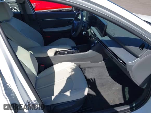 2025 Hyundai Sonata SEL z VIN KMHL64JA7SA486406, wystawiony jako IAAI lot #43503569 z przebiegiem 15 107 mil mil oraz . Historia ofert i sprzedaży dostępna na DreamBid. Obrazek 5.