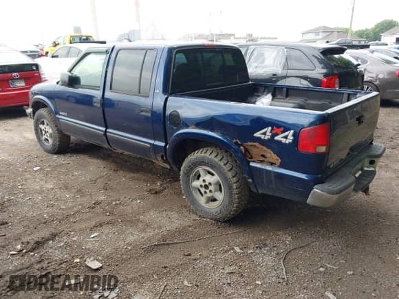 2002 Chevrolet S-10 LS z VIN 1GCDT13W62K220569, wystawiony jako IAAI lot #42521443 z przebiegiem 191 710 mil mil oraz . Historia ofert i sprzedaży dostępna na DreamBid. Obrazek 3.