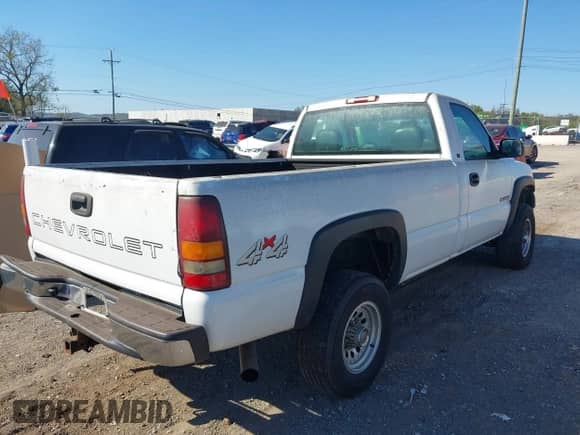 2002 Chevrolet Silverado 2500HD LS z VIN 1GCHK24U52Z233361, wystawiony jako IAAI lot #43434384 z przebiegiem 159 272 mil mil oraz . Historia ofert i sprzedaży dostępna na DreamBid. Obrazek 4.