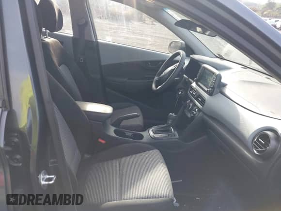 2021 Hyundai Kona SE z VIN KM8K1CAA1MU611499, wystawiony jako IAAI lot #43105604 z przebiegiem 111 209 mil mil oraz . Historia ofert i sprzedaży dostępna na DreamBid. Obrazek 5.