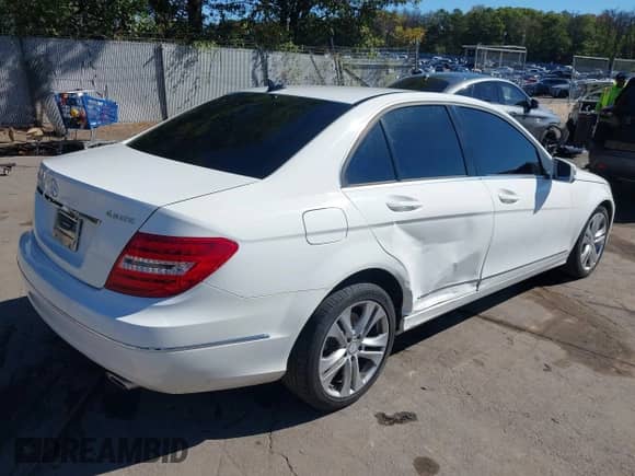 2013 Mercedes-Benz C 300 Sport с VIN WDDGF8AB5DR299259, выставлен на аукционе IAAI как лот 43406105 с пробегом 175 495 миль миль и . История ставок и продаж доступна на DreamBid. Изображение 4.