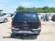 2005 Chevrolet TrailBlazer LS z VIN 1GNDT13S852333593, wystawiony jako IAAI lot #42690745 z przebiegiem 260 137 mil mil oraz . Historia ofert i sprzedaży dostępna na DreamBid. Obrazek 17.