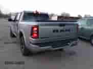 2025 Ram 1500 Big Horn z VIN 1C6RREFG9SN527515, wystawiony jako IAAI lot #41952115 z przebiegiem 8 009 mil mil oraz . Historia ofert i sprzedaży dostępna na DreamBid. Obrazek 12.