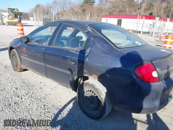 2000 Dodge Neon Highline z VIN 1B3ES46C5YD718657, wystawiony jako IAAI lot #41453415 z przebiegiem 183 574 mil mil oraz . Historia ofert i sprzedaży dostępna na DreamBid. Obrazek 3.
