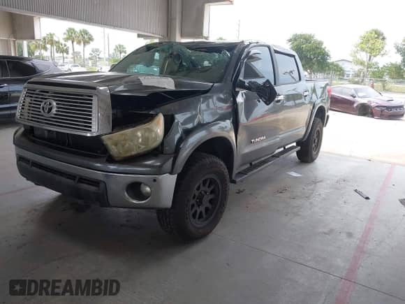 2013 Toyota Tundra Limited с VIN 5TFHW5F18DX271206, выставлен на аукционе IAAI как лот 42362300 с пробегом 266 453 миль миль и . История ставок и продаж доступна на DreamBid. Изображение 18.