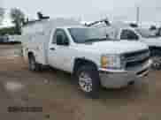 2012 Chevrolet Silverado 3500HD Work Truck z VIN 1GB3CZCG2CF193551, wystawiony jako Copart lot #56550675 z przebiegiem 162 098 mil mil oraz Czysty tytuł • Clean title. Historia ofert i sprzedaży dostępna na DreamBid. Obrazek 4.