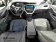 2017 Chevrolet Bolt EV Premier z VIN 1G1FX6S01H4161198, wystawiony jako Copart lot #69126883 z przebiegiem 88 117 mil mil oraz . Historia ofert i sprzedaży dostępna na DreamBid. Obrazek 8.