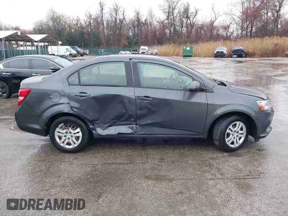 2018 Chevrolet Sonic LS z VIN 1G1JB5SG8J4114322, wystawiony jako IAAI lot #41810179 z przebiegiem 74 797 mil mil oraz . Historia ofert i sprzedaży dostępna na DreamBid. Obrazek 13.