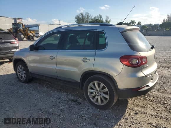2009 Volkswagen Tiguan SE с VIN WVGBV75N69W525304, выставлен на аукционе Copart как лот 85083165 с пробегом 115 918 миль миль и Списание • Salvage title. История ставок и продаж доступна на DreamBid. Изображение 2.
