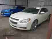 2010 Chevrolet Malibu 2LT z VIN 1G1ZD5EB6AF143030, wystawiony jako IAAI lot #43394355 z przebiegiem 112 558 mil mil oraz . Historia ofert i sprzedaży dostępna na DreamBid. Obrazek 2.