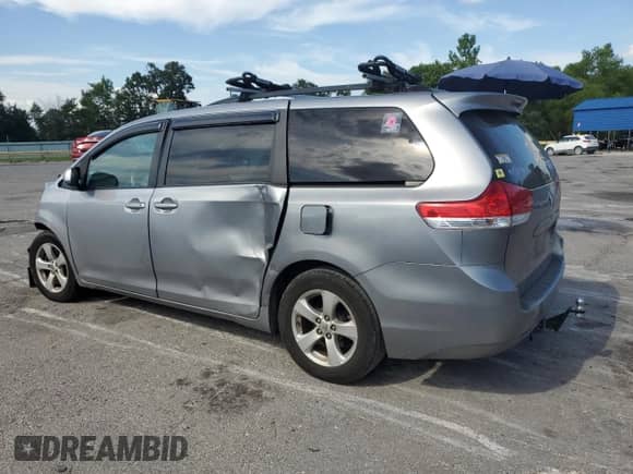 2013 Toyota Sienna LE AAS z VIN 5TDKK3DC0DS304084, wystawiony jako Copart lot #66098385 z przebiegiem Nie podano mil oraz Szkoda całkowita • Salvage title. Historia ofert i sprzedaży dostępna na DreamBid. Obrazek 2.