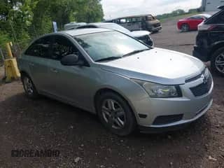 2013 Chevrolet Cruze LS с VIN 1G1PB5SG3D7272323, выставлен на аукционе IAAI как лот 42759483 с пробегом 138 060 миль миль и . История ставок и продаж доступна на DreamBid. Изображение 1.